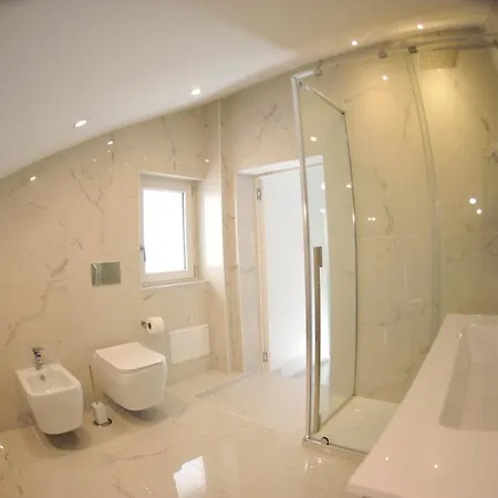 Luxury Center アパート