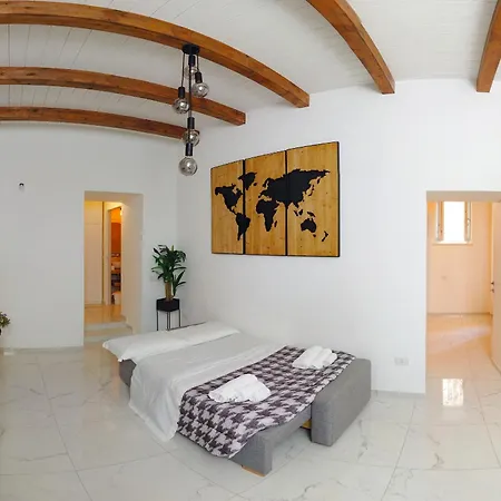 Luxury Center アパート